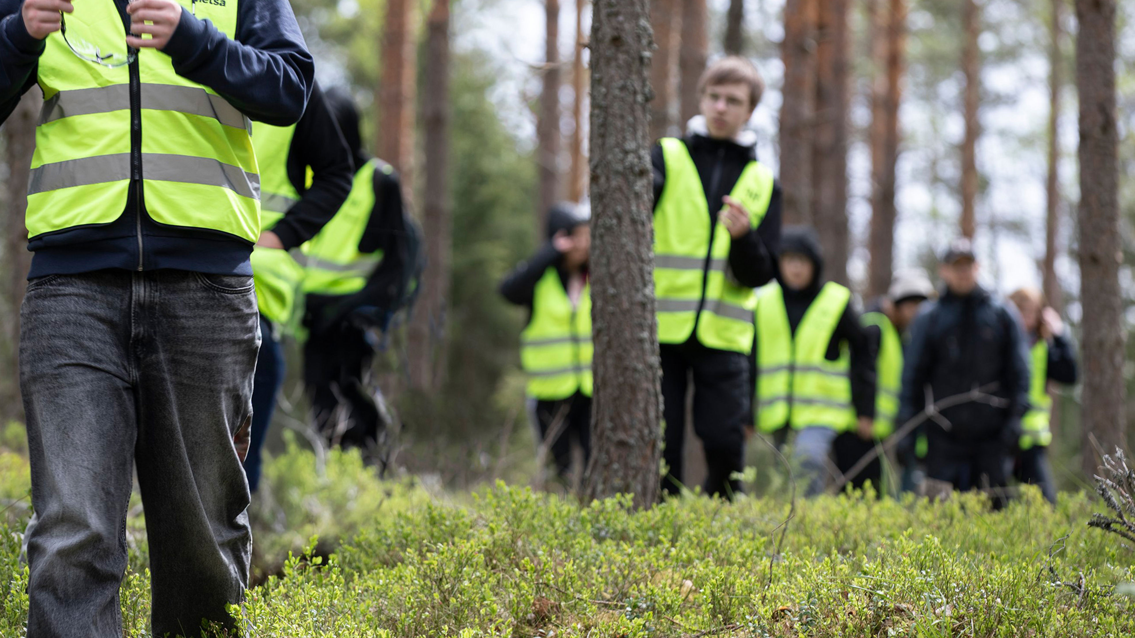 Nuoria 4H-Metsäpäivässä