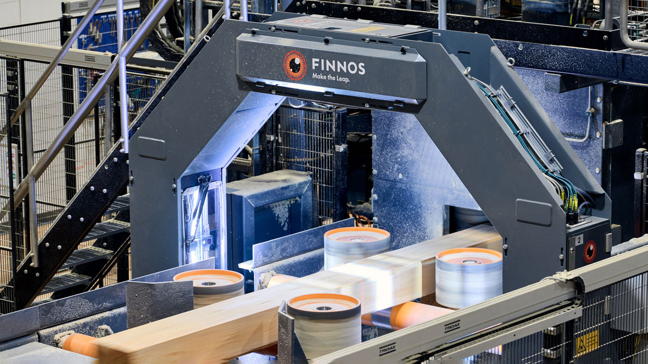 Log running through a sawline scanner at Rauma sawmill