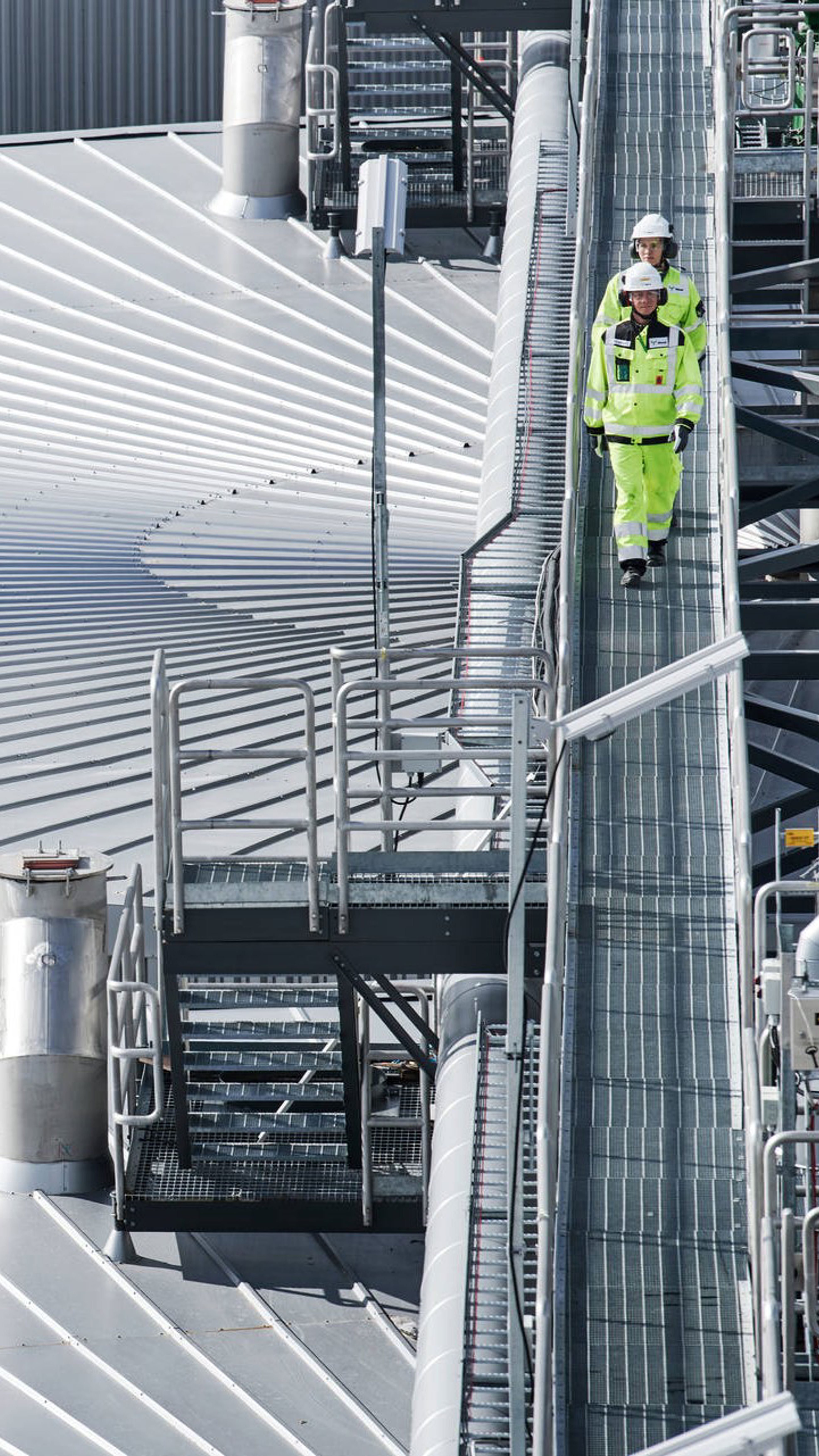 Metsä Fibre employees walking in the Metsä Fibre Mill.