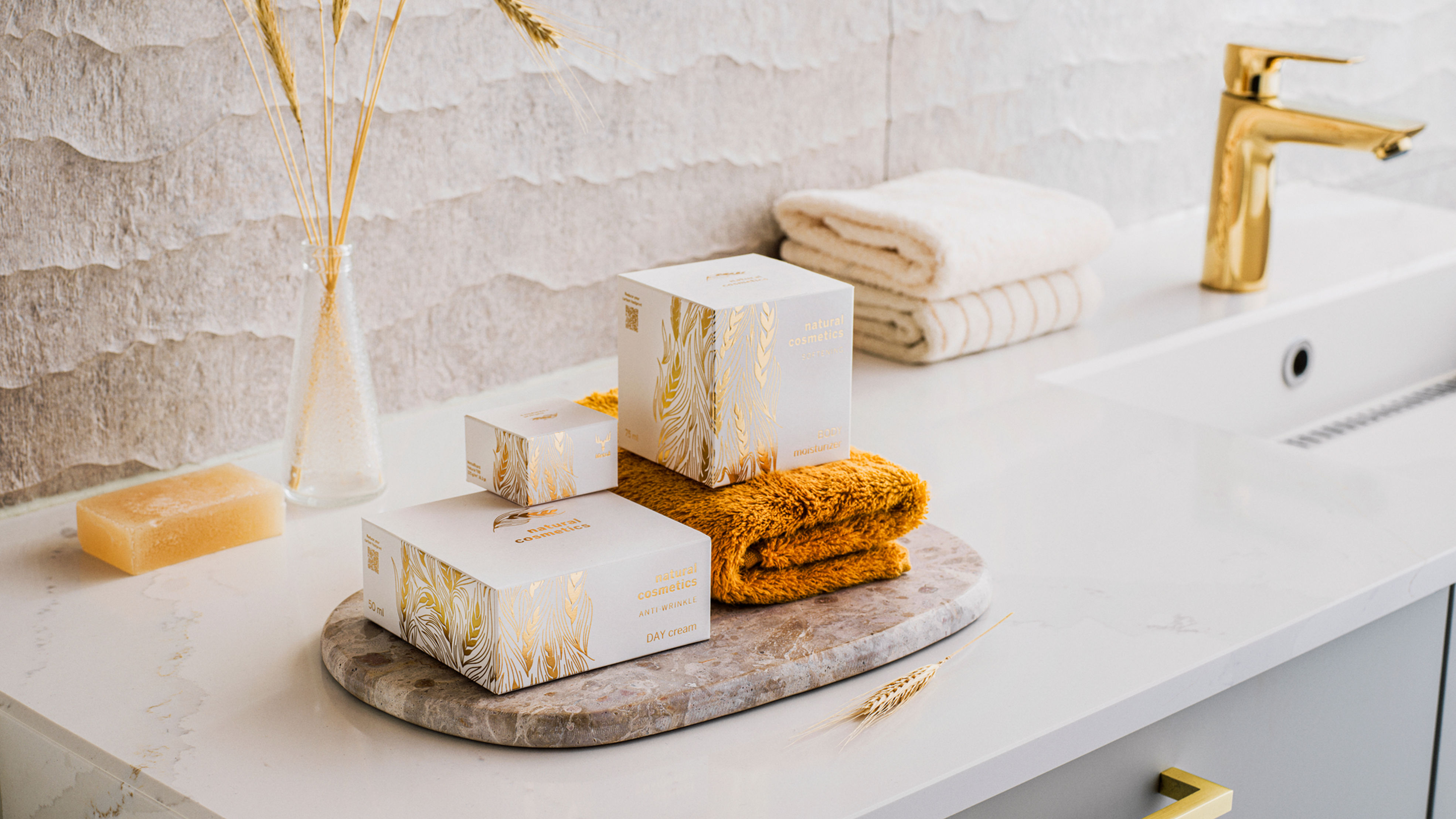 Lightweight paperboard box designed for reduced material use