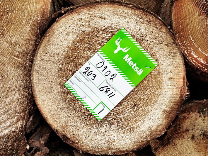 Kuva tukin päädystä, jossa on Metsä Groupin etiketti.