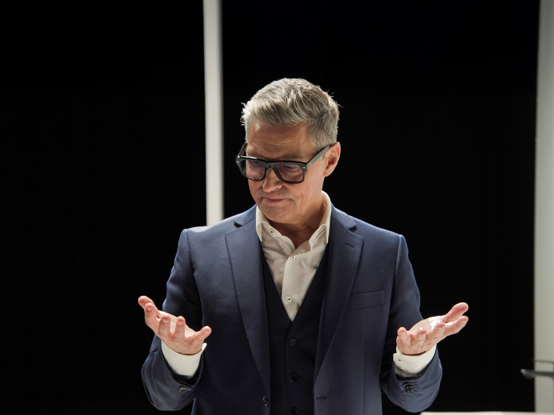 Mies katselee käsiään ja etsii käsisaippuaa