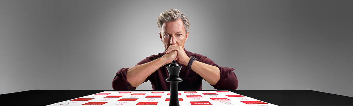 Man som spelar schack