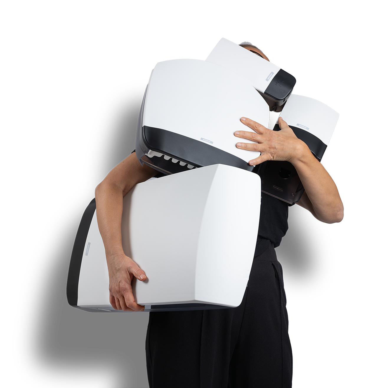 Person som håller flera Katrin‑dispensrar för att illustrera hur Katrin arbetar med helhetslösningar inom hygien.