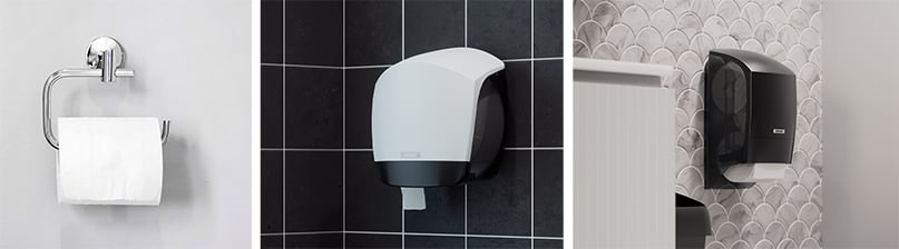 Tre eksempler på toiletrulleholdere. Den første er en klassisk holder i metal med en toiletrulle. Den anden er en hvid Katrin dispenser monteret på sorte fliser. Den tredje er en sort Katrin dispenser monteret på en væg med fiskebensmønstrede fliser.