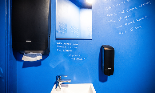 Katrin annostelijat ravintolan wc-tilassa