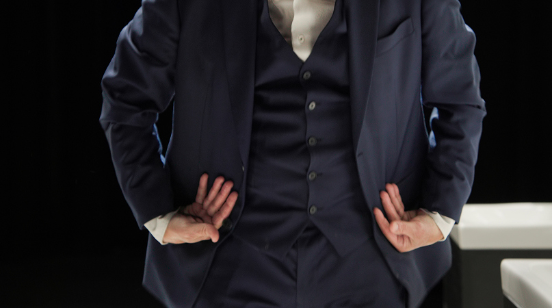 Person i kostym som torkar händerna på sina kläder på grund av att pappershanddukar saknas.
