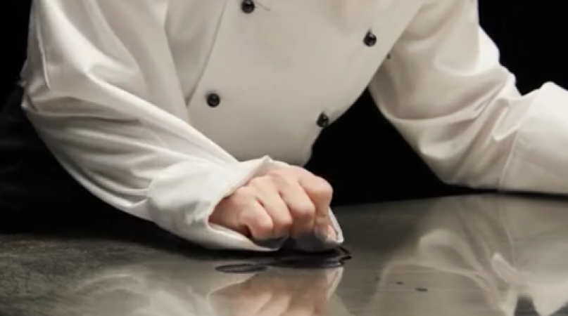 En kock torkar diskbänken med sina kläder i brist på papper