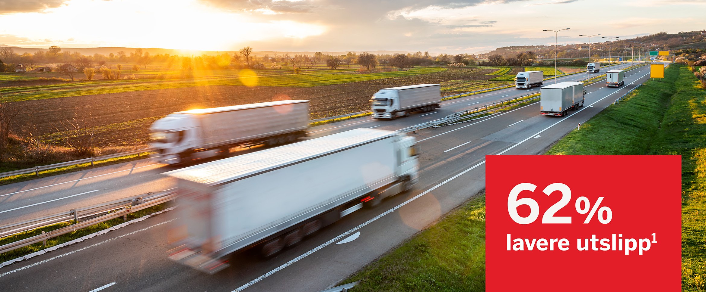 Lastebiler kjører på motorvei i solnedgang. En rød boks i bildet viser teksten "62 % lavere utslipp¹".