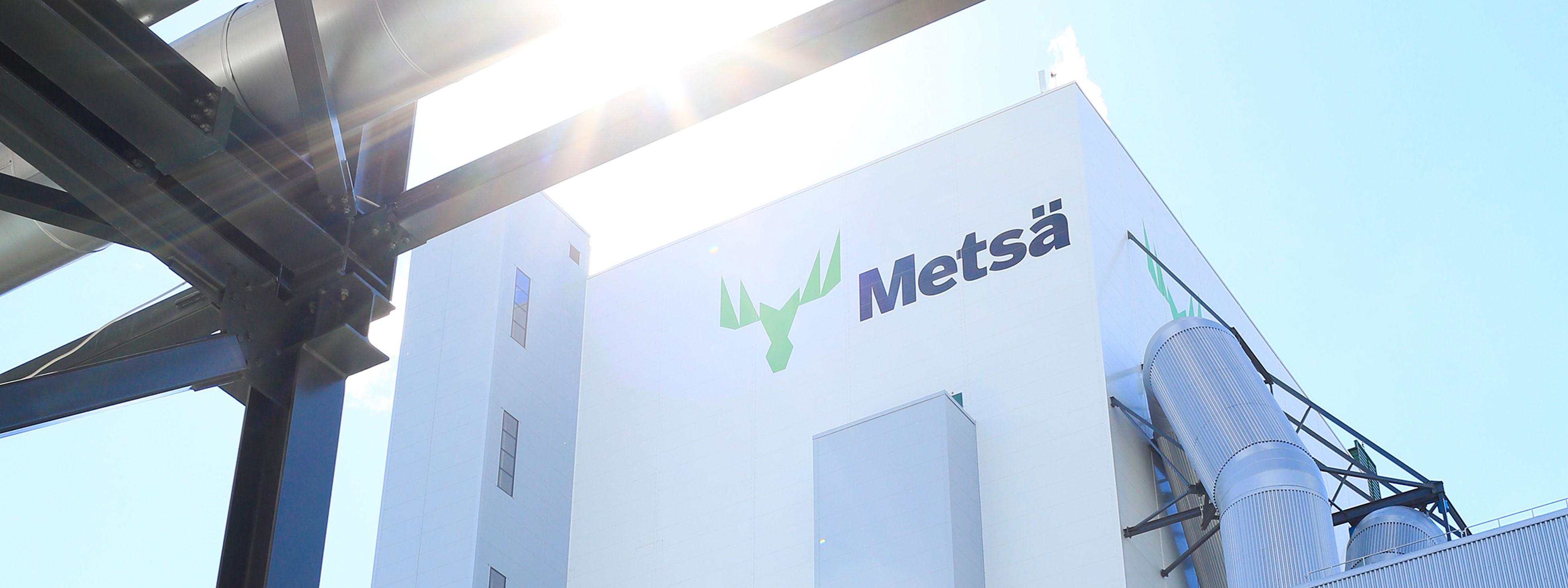 Produktionsanläggning med Metsä-logotyp i starkt solljus, där delar av Katrins mjukpapper tillverkas