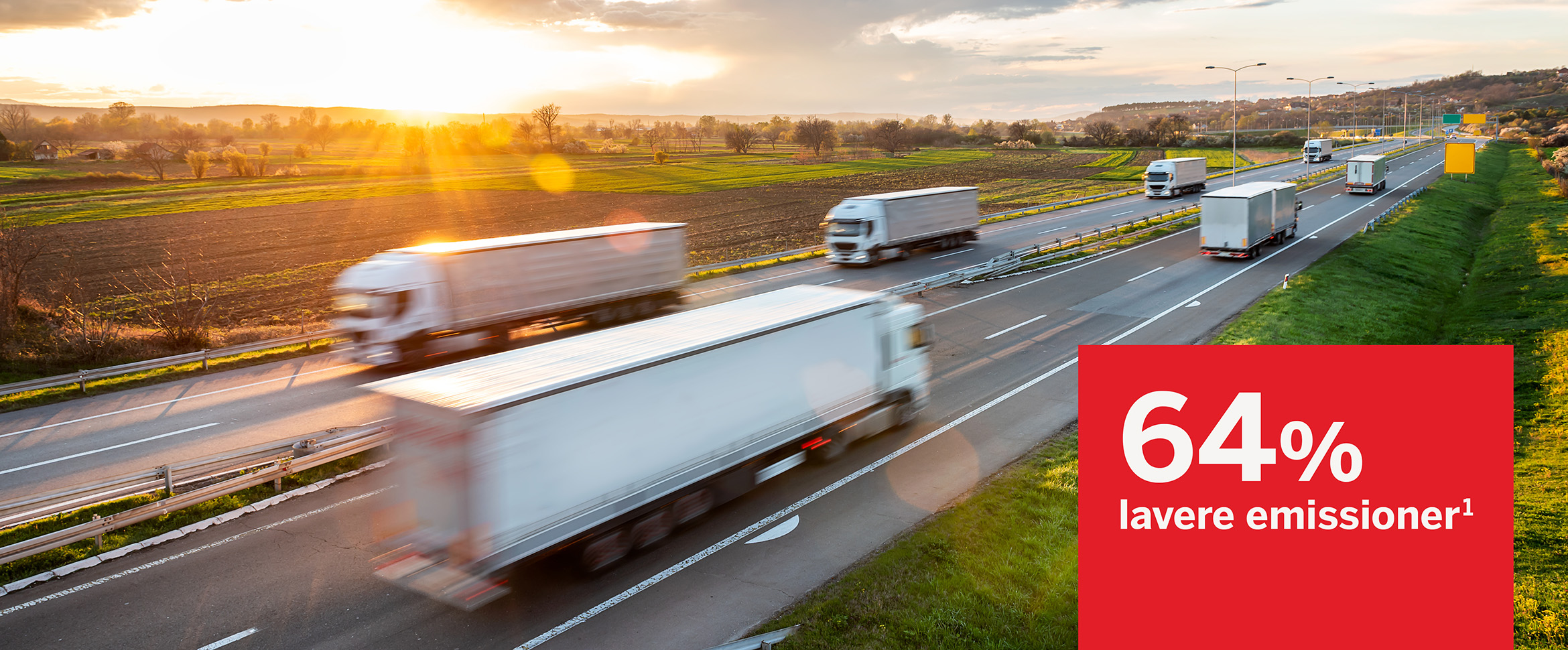 Lastbiler kører på motorvej i solnedgang med rød boks, der viser "64 % lavere emissioner¹".