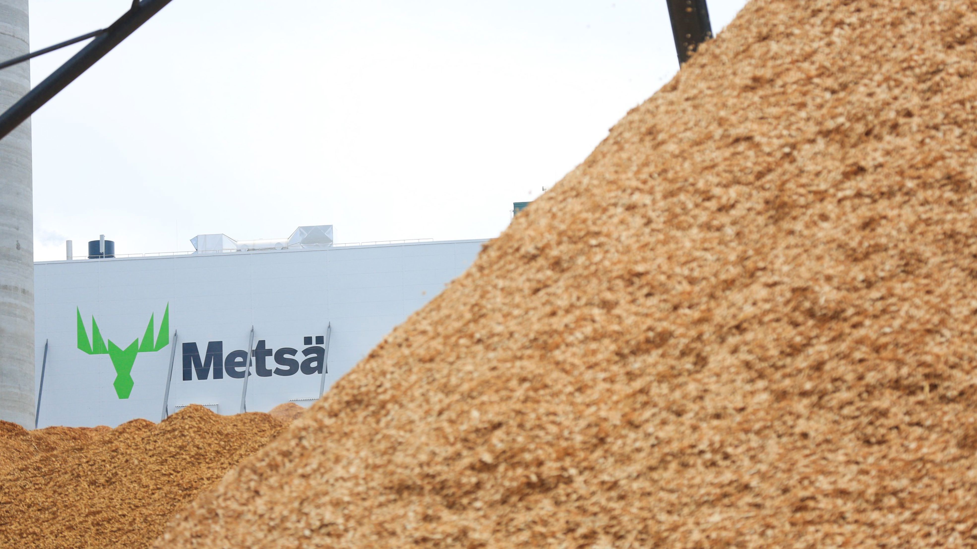 Hakevarasto biotuotetehtaan pihalla