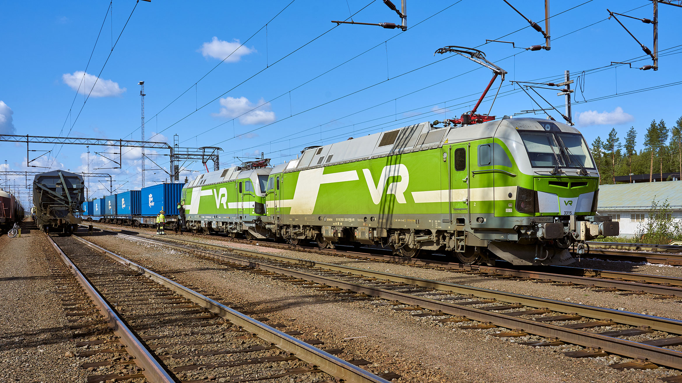 08-Green-Locomotive-and-blue-containers.jpg