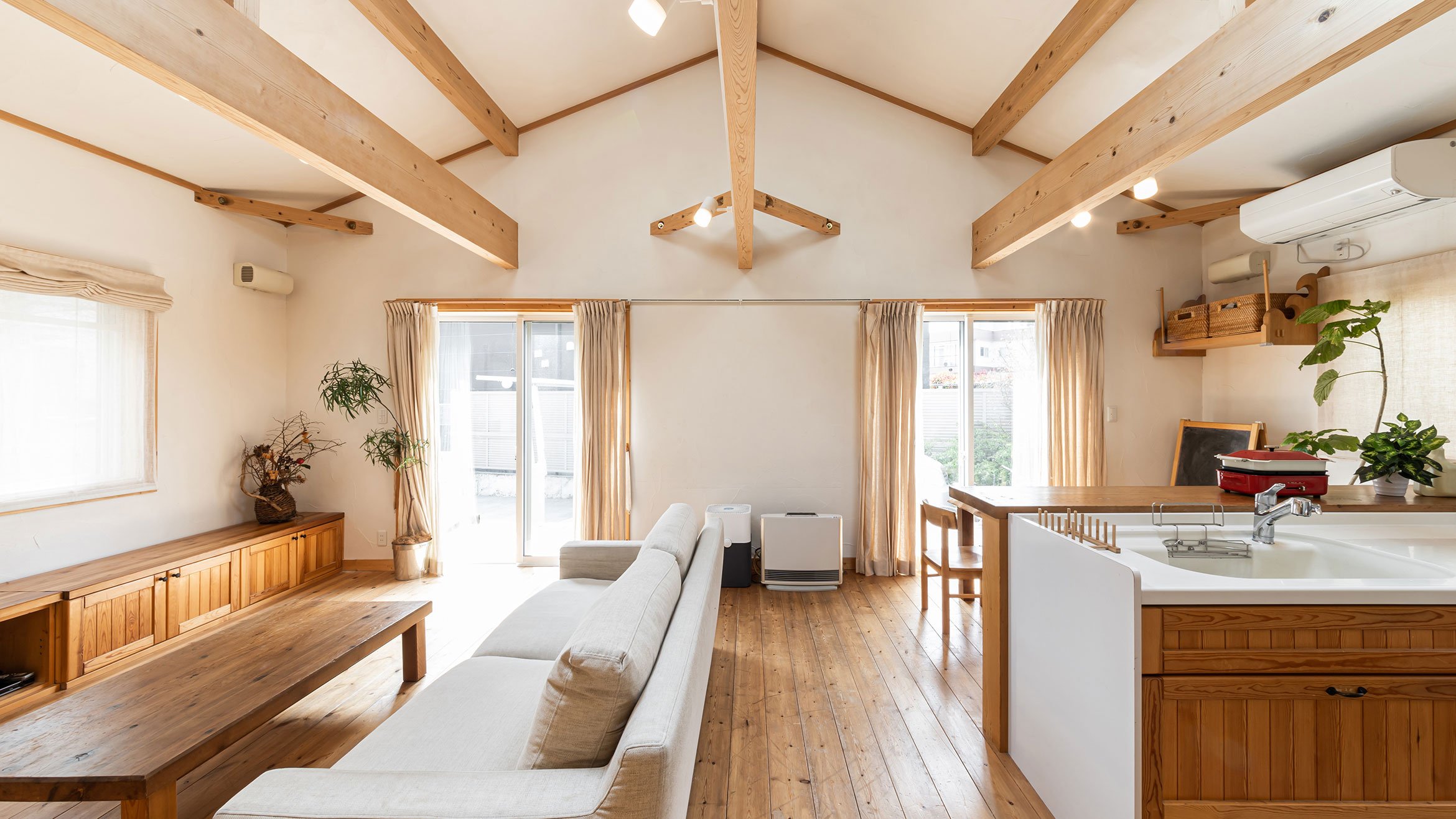 Japanilainen moderni puinen olohuone