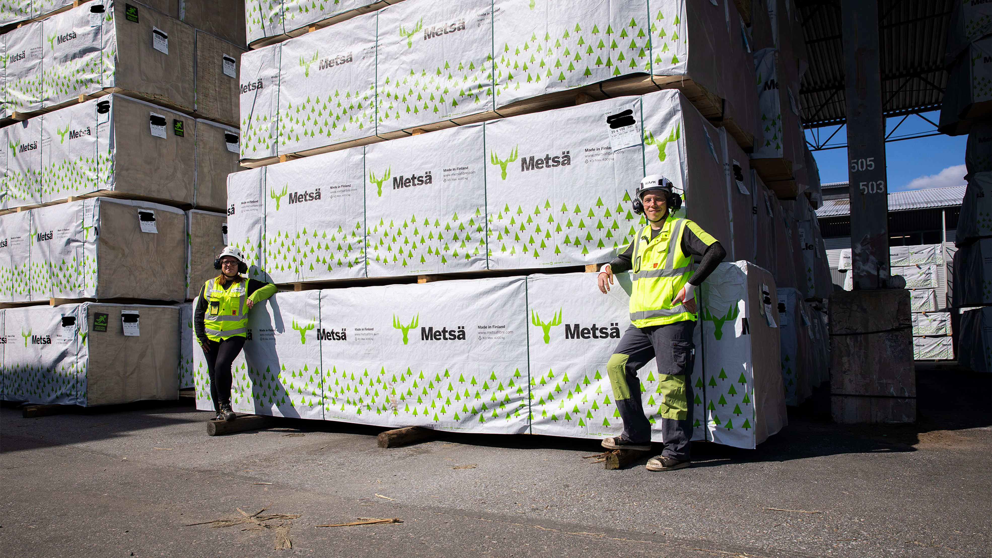 Metsä containers with workers