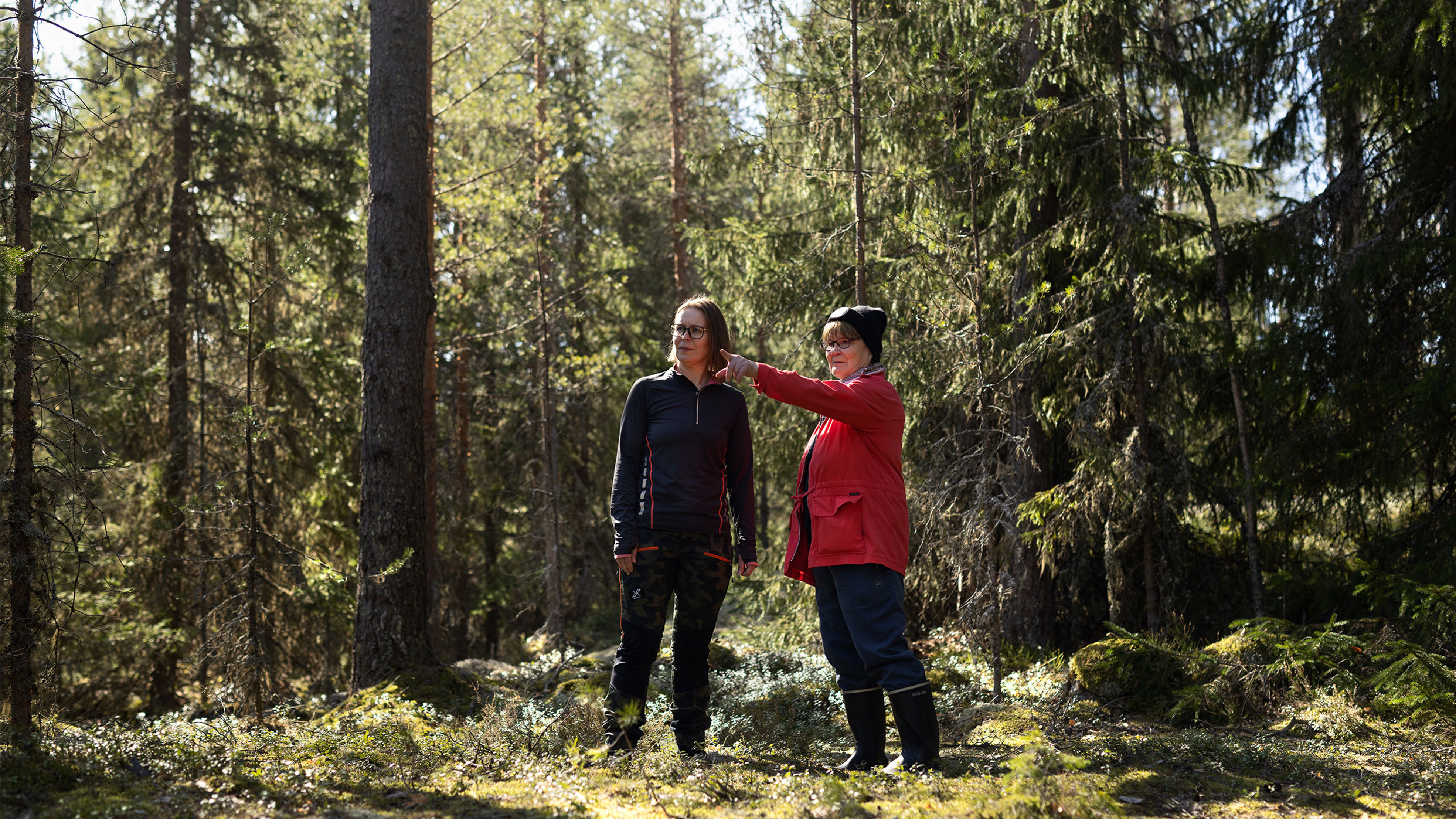 Katri Rajava äitinsä kanssa metsässä