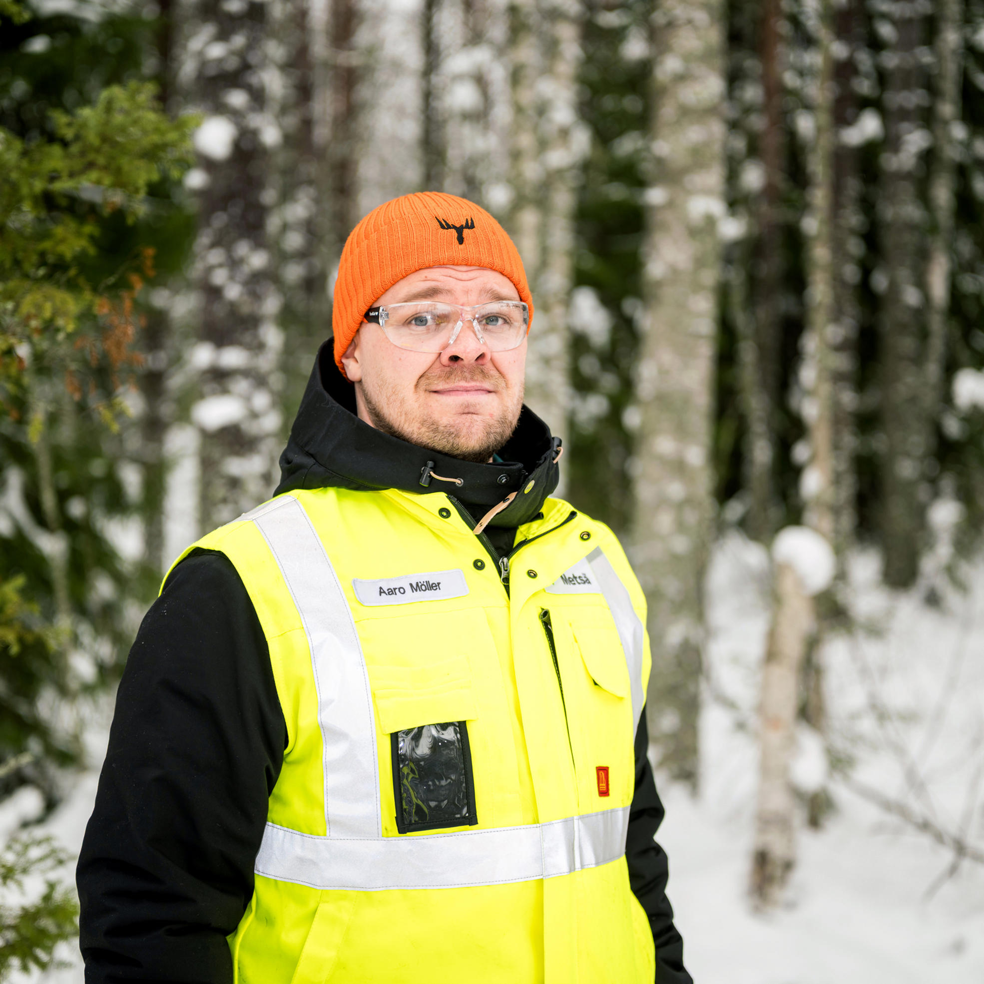 Skogsexpert Aaro Möller i skogen.
