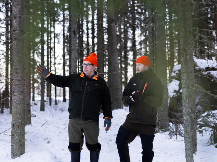 Skogsägare Pekka Pärnänen och skogsexpert Jere Auvinen i skogen.