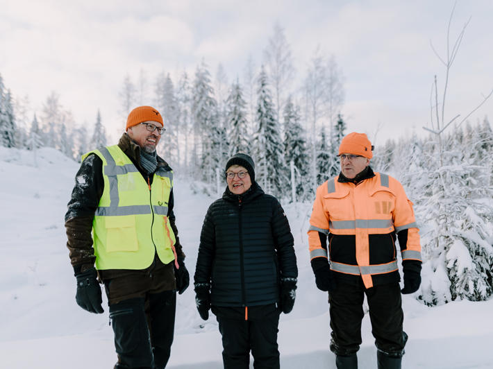 Metsäasiantuntija Tomi Asikainen ja metsänomistajat Seija ja Jorma Tolvanen.