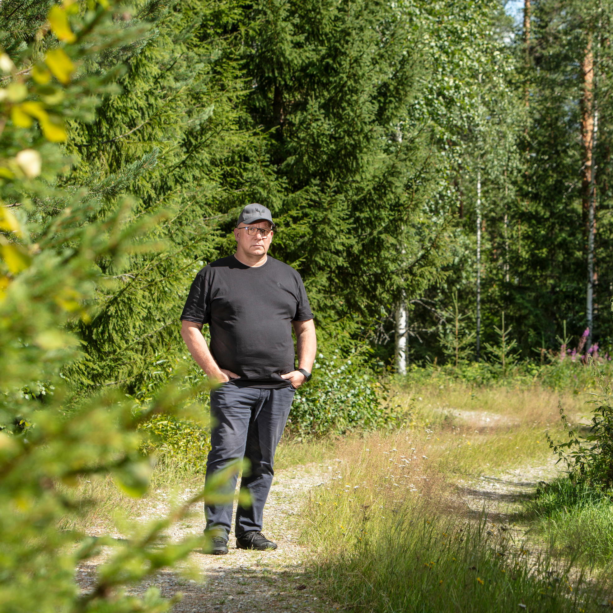 Pasi Ahonen seisoo metsätiellä