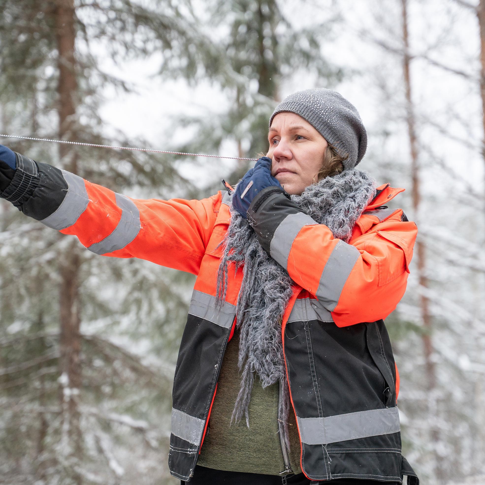 Saara Kallinen mäter skogens grundyta med relaskop.