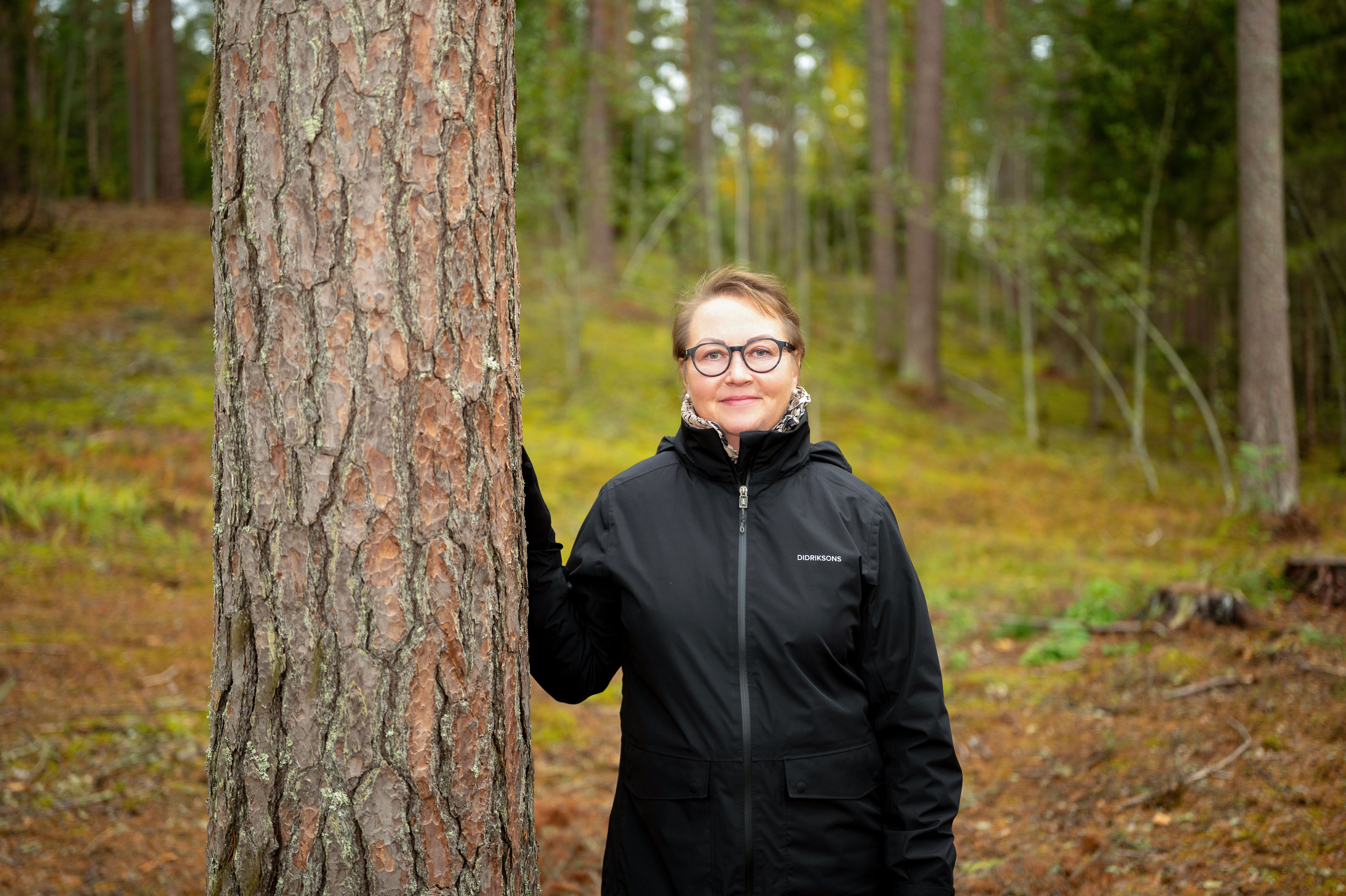 Kati Kontinen nojaa m&auml;nnynrunkoon.