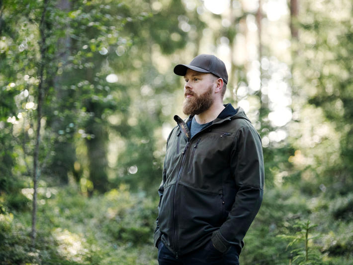 Metsänomistaja Janne Kurtti kuvattuna metsässä.