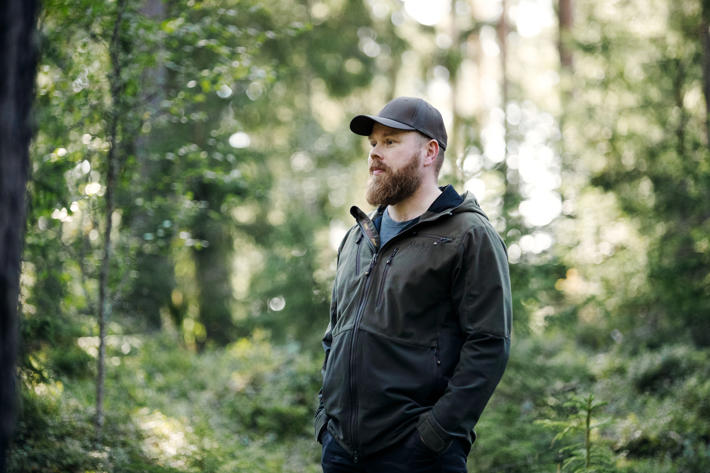 Skogsägare Janne Kurtti fotograferad i skogen.
