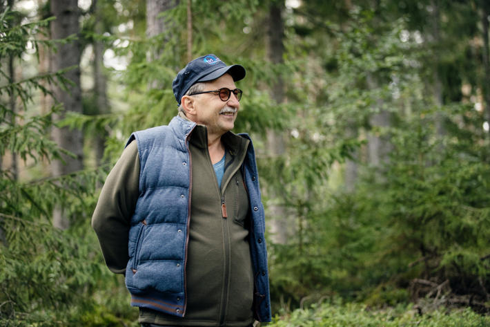 Metsänomistaja Raimo kuvattuna metsässä.