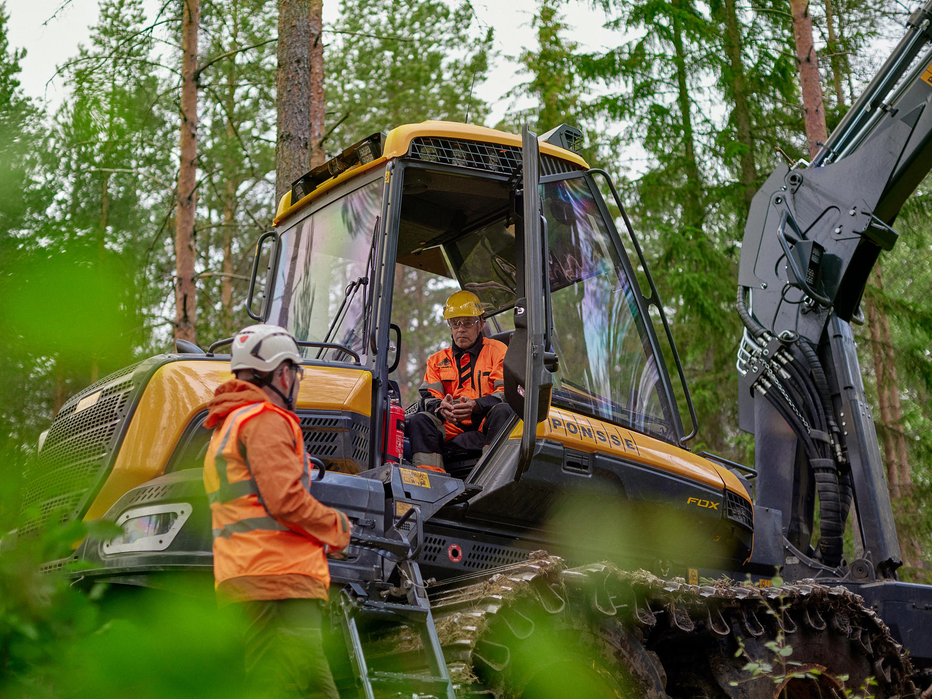 Metsäasiantuntija ja hakkuukoneenkuljettaja