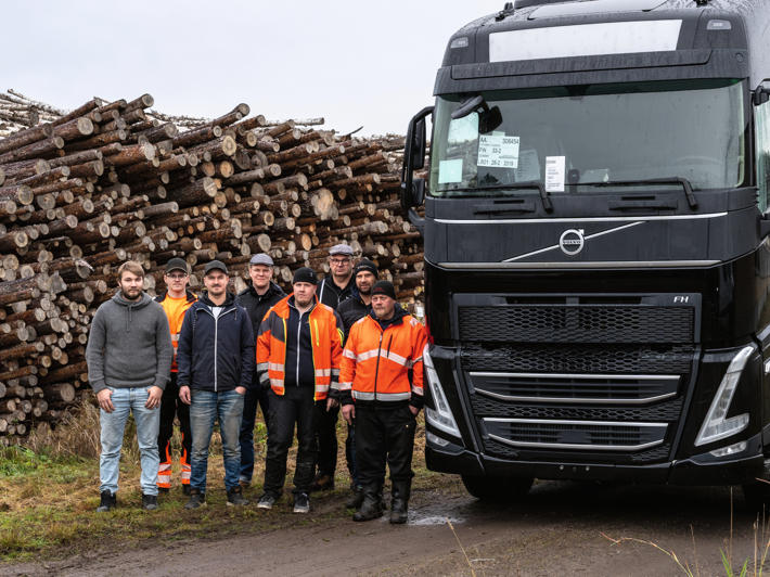 Team Juntunens personal står framför en lastbil.