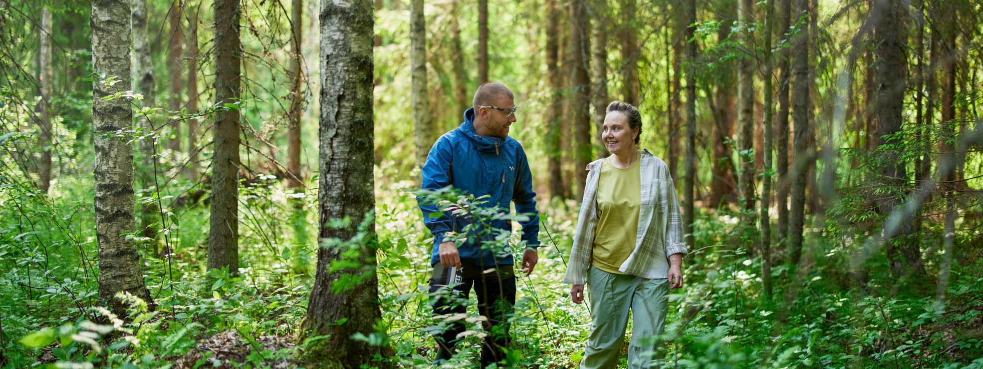 Skogsexpert och skogsägare i en blandskog.