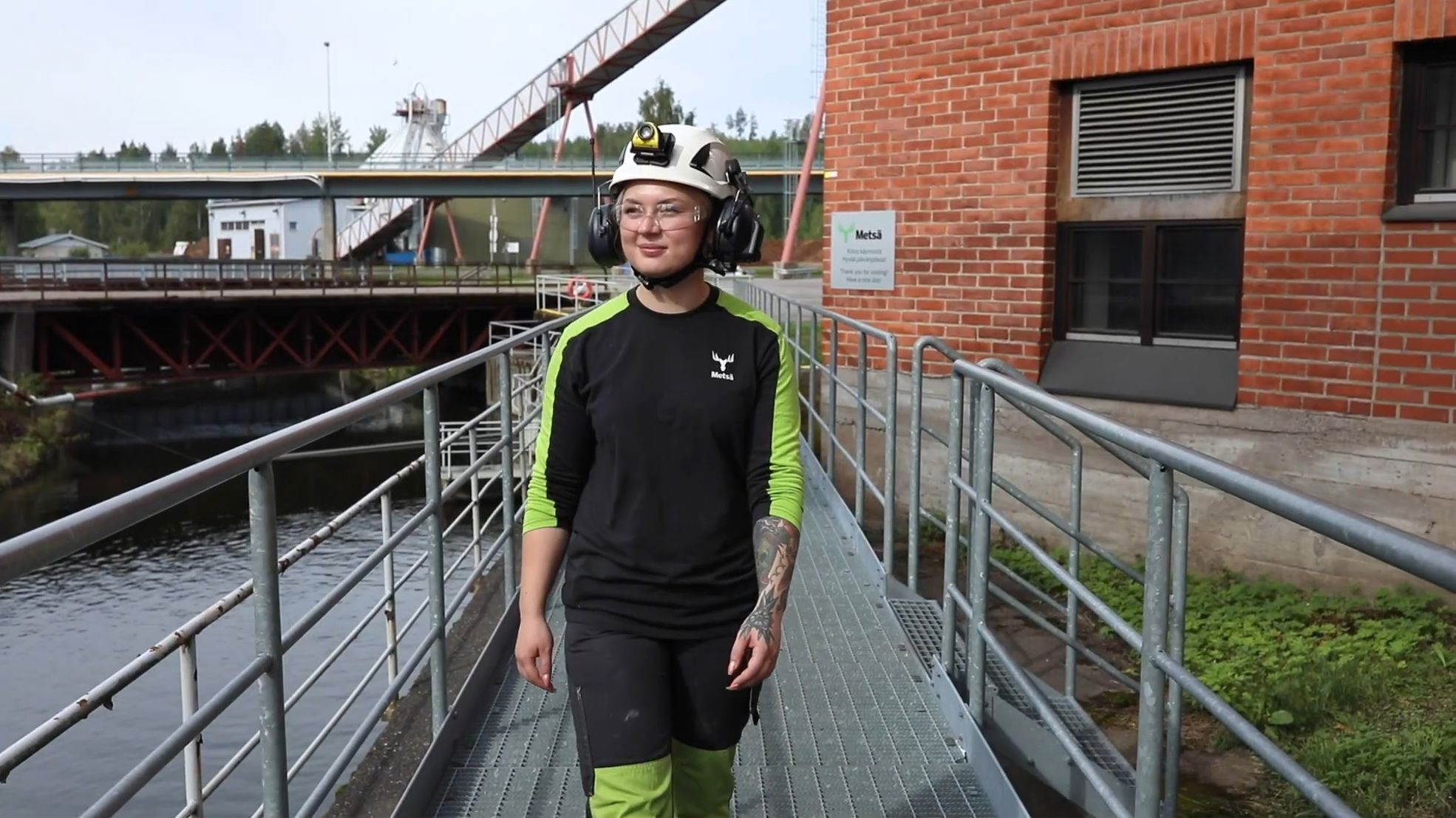 Video oppisopimuskoulutettavista Metsä Groupilla