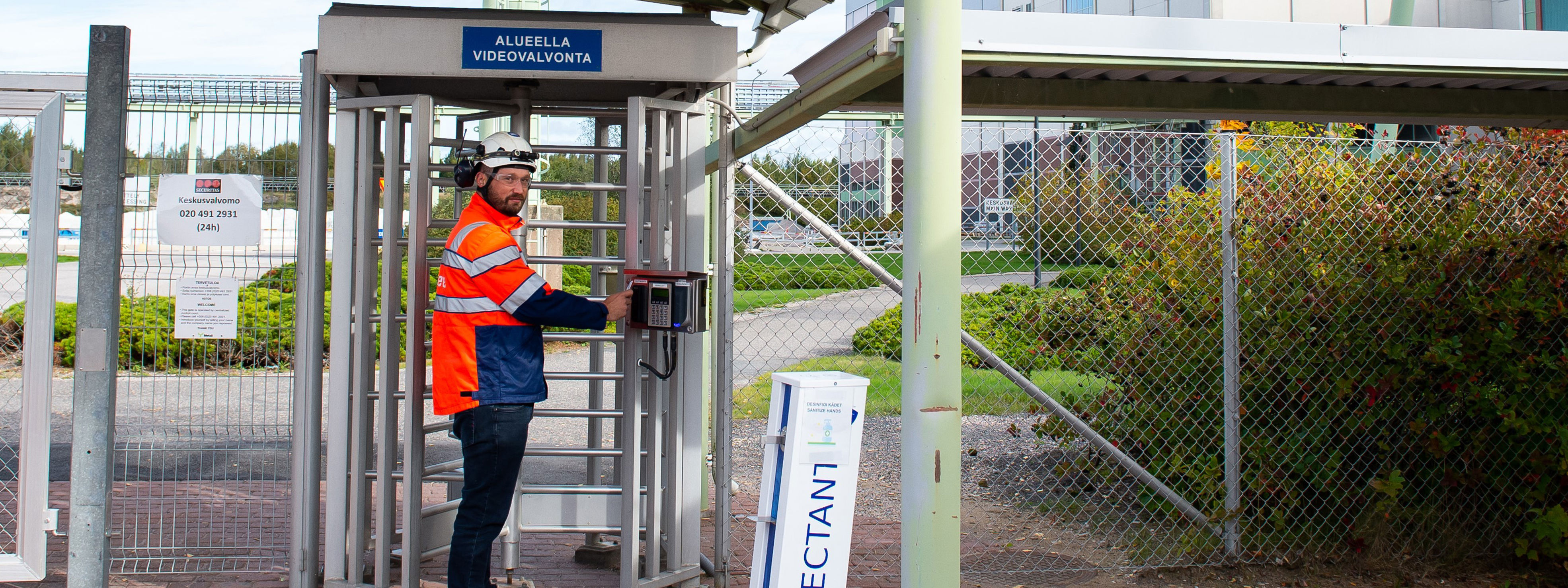 Toni Mikkola Rauman tehdasalueen porteilla