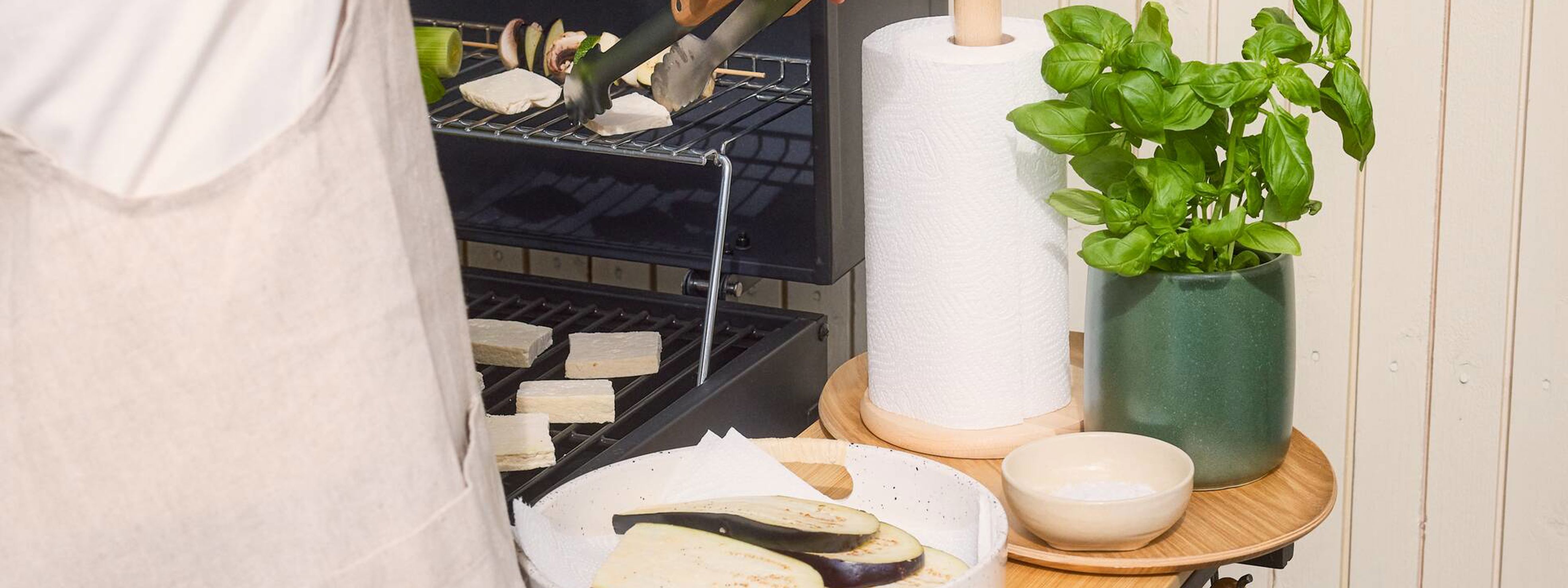 wc-paperia puuhyllyllä