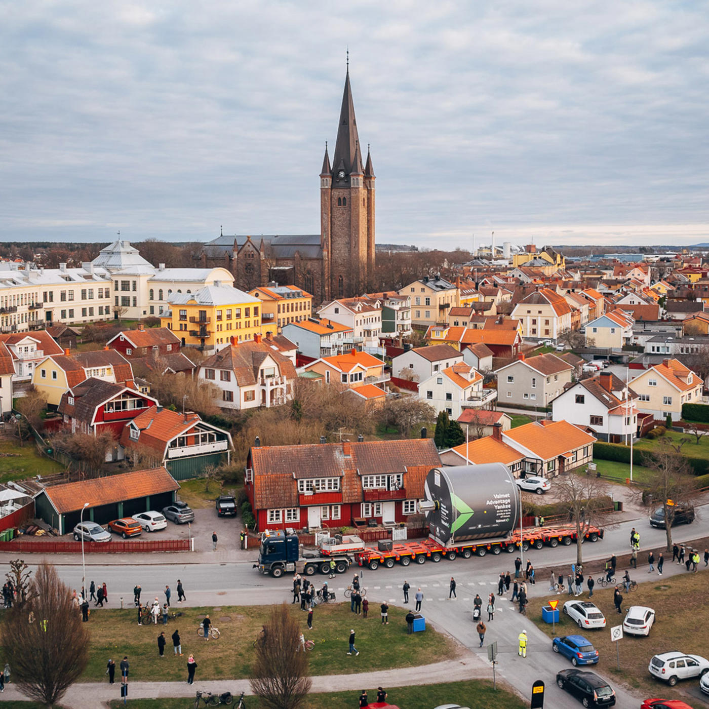 Watch the video as one of the world's largest Yankee cylinders arrives at the Future mill in Mariestad