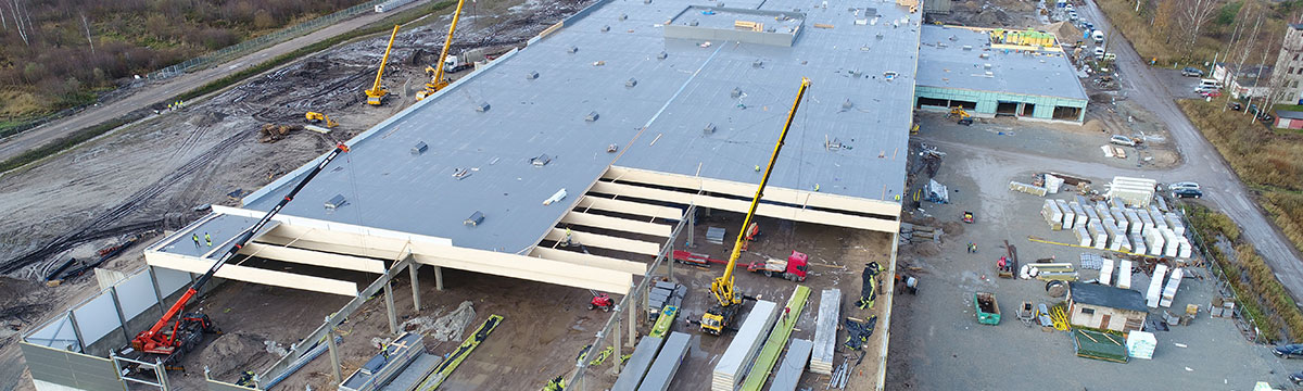 Schnelle Dacheindeckung des Metsä Wood Werks in Pärnu mit Dachelementen ...