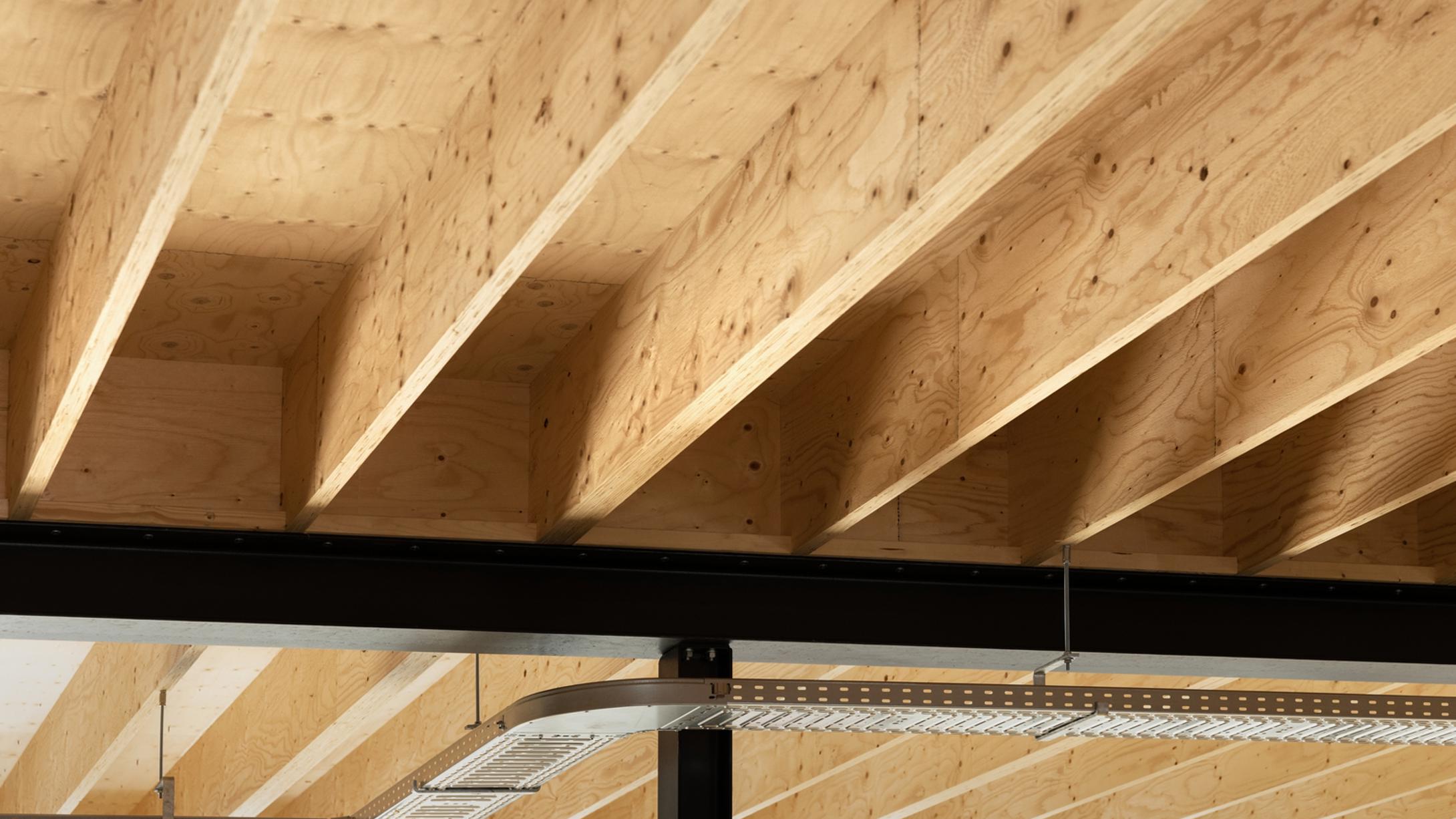 Versatile in modern timber construction: Kerto LVL is suitable for applications such as roof and floor elements as well as wall systems, enabling precise structures with tight tolerances.