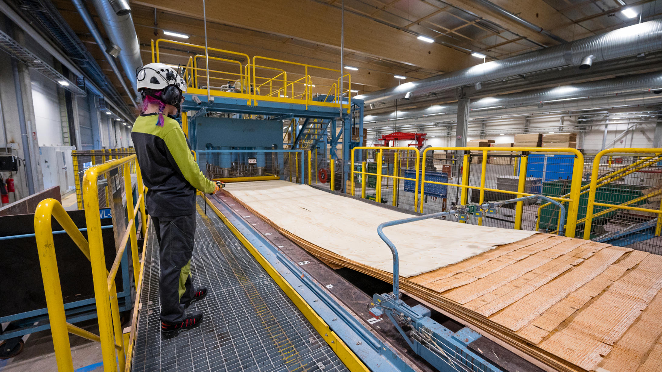 During the peeling process, the entire log is processed into thin veneers – allowing Kerto LVL to use the wood resource highly efficiently and minimize waste.