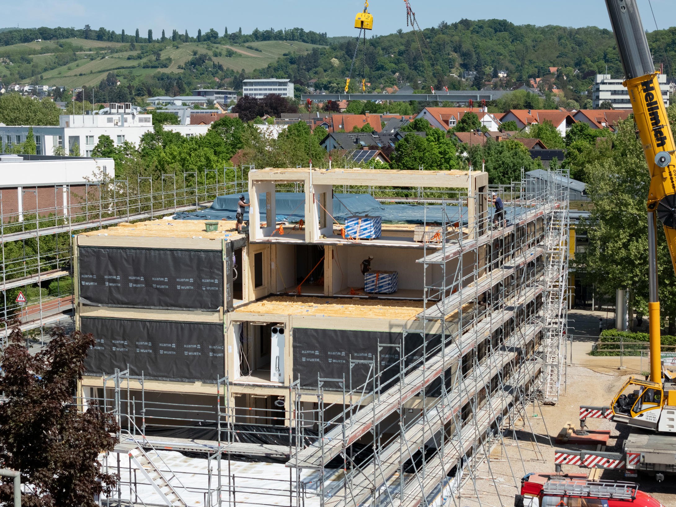 Before being joined into a continuous, load-bearing structure, the individual school modules remain clearly visible within the building shell. 