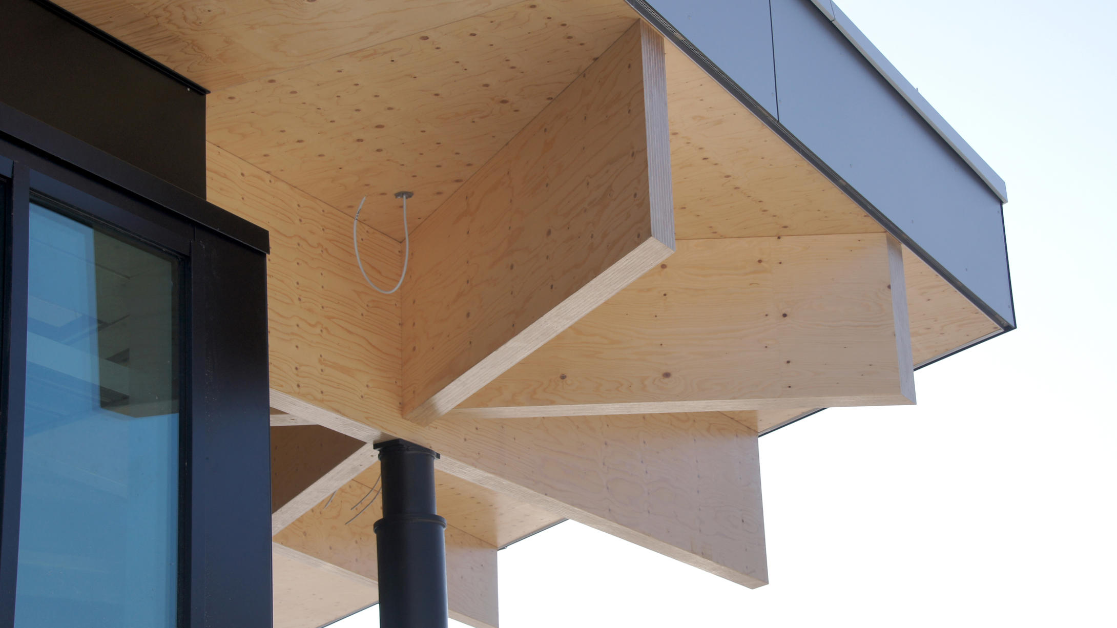 The roof and floor panels brace the entire roof structure. 