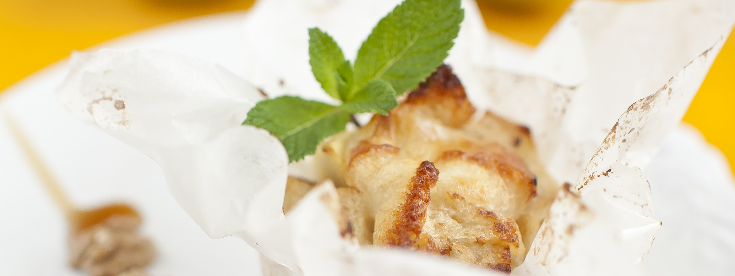 Apples baked with goat cheese